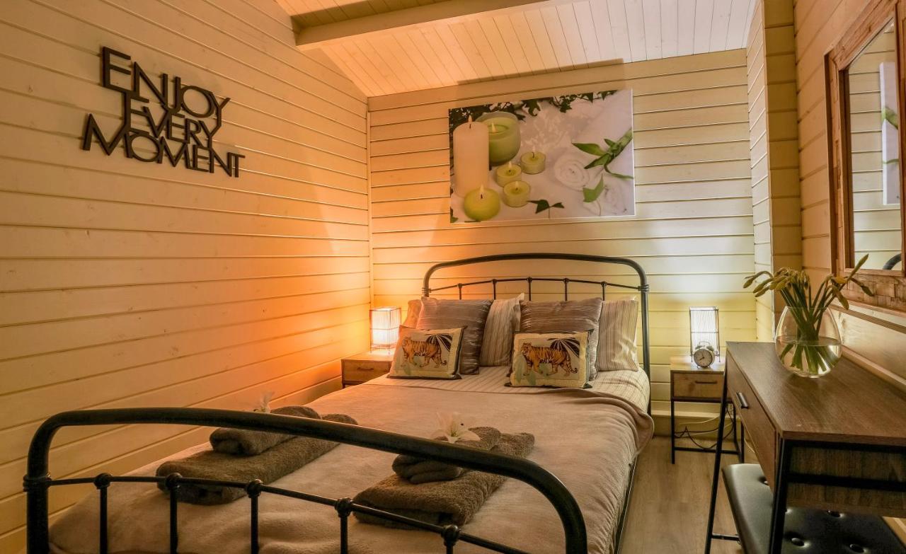 The Retreat Log Cabin Sudbury  Bagian luar foto